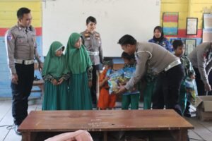 OPS Zebra Semeru 2024, Polisi di Sidoarjo Berikan Sosialisasi dan Baksos ke SD Terpencil