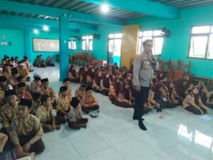 Kanit Binmas Polsek Krembung dan Bhabinkamtibmas Ploso Adakan Binluh Bahaya Bullying di MA Abil Hasal Asy Syadzily