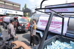 HKGB ke 72 Bhayangkari Polres Lamongan Dropping 107.000 Liter Bantuan Air Bersih