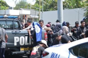 Humanis, Polisi Berbagi Nasi Kotak untuk Peserta Unras Sarbumusi Situbondo