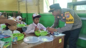 Gembiranya Bocah SD Terpencil di Sidoarjo Saat Diberi Makan Siang Gratis Bergizi Oleh Polisi dan TNI   