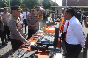 Apel Hari Senin Kapolres Pasuruan cek kelengkapan Ransus dinas dan pemberian penghargaan 