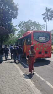 Untuk menciptakan regulator bus BTS listrik yang lebih bertanggung jawab, baik dari segi keselamatan maupun kenyamanan, beberapa langkah yang bisa dipertimbangkan adalah sebagai berikut: