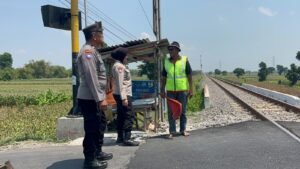 Sat Binmas Polres Kediri Memberikan Rompi Keselamatan Ke Relawan Penjaga Palang Pintu Kereta Api