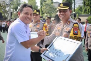 Perhutani Divre Jatim Beri Penghargaan Polresta Banyuwangi sebagai Pelopor Pemberantasan Illegal Logging
