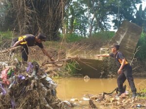 Kompak, Polres Ponorogo Bersama TNI dan Warga Bersihkan Sungai Cegah Banjir