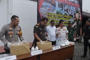 Kapolres Pasuruan Bersama Kajari Kabupaten Pasuruan musnahkan barang bukti hasil kejahatan di wilayah Hukum Pasuruan. 