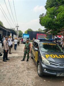 Personel Pengamanan Kawal Ketat Distribusi Logistik Pilkada 2024 di Kabupaten Sidoarjo
