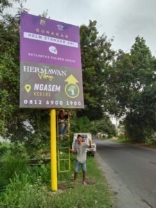 PEDULI KESELAMATAN BERLALULINTAS THE HERMAWAN VILLAGE PASANG BANNER HIMBAUAN KESELAMATAN