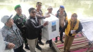 Pengawalan Distribusi Logistik Pilkada Melalui Jalur Laut oleh Personil Polresta Sidoarjo