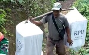 Kapolres Bondowoso Bersama Forkopimda Menembus Jalan Terjal, Pastikan Distribusi Logistik Pilkada di Lokasi Terpencil Aman