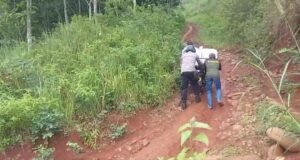 Lintasi Jalan Setapak, Polres Malang Kawal Distribusi Logistik Pilkada ke TPS Terpencil