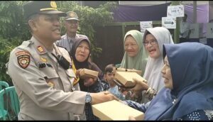 Tarik Animo Warga Datang Ke TPS, Polresta Sidoarjo Bagikan Makanan Gratis