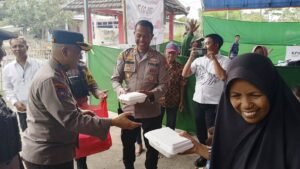 Polda Jatim Berbagi Makan Siang Gratis, Apresiasi Warga Situbondo yang Sudah Nyoblos di TPS