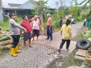 Personel Polsek Tulangan Turun Tangan Sigap Bantu Korban Bencana Angin Kencang