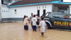 Gerak Cepat Polisi Bersama TNI dan BPBD Evakuasi Warga Terdampak Banjir di Jember