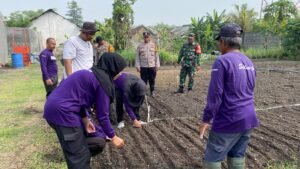 Polisi bersama Warga Desa Bakungtemenggungan Siapkan Lahan Produktif Wujudkan Ketahanan Pangan