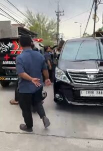 Sopir Mobil ALPHARD Yang Mengaku Membawa Istri Jendral,Pecahkan Spion Mobil Ambulance di Sidoarjo