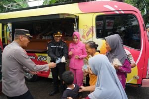 Mobil Si Sumeh Polres Pasuruan Kota Salurkan Bantuan Untuk Korban Banjir di Rejoso