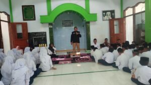 Marak berita viral gengster Kasi Humas Polres Pasuruan Berikan Pembinaan di sekolah