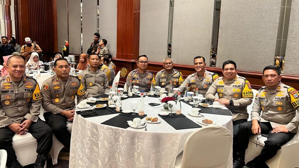 Peduli Bencana, Polisi Salurkan Bantuan Warga Terdampak Banjir di Kec. Winongan 