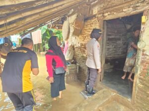 Peduli Bencana, Polisi Salurkan Bantuan Warga Terdampak Banjir di Kec. Winongan 