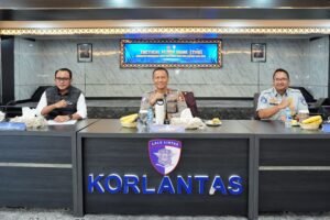 Lanjutkan TFG Polda Lampung – Polda Bali , Korlantas Gelar Tactical Floor Game Pastikan Kesiapan Operasi Lilin 2024, Kakorlantas Imbau Masyarakat Waspadai Titik Rawan