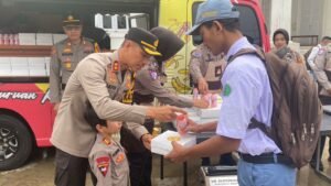 Si Sumeh” dan “Si Sabar” Polres Pasuruan Kota Kembali Berbagi Makanan Sehat Bergizi Gratis bagi Pelajar