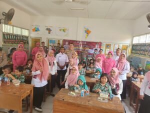 Polsek Gedangan Bagikan Makan Siang Bergizi di SDN Gemurung