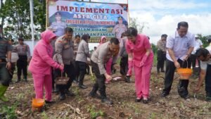 Kapolres Pasuruan Tanamkan Ketahanan Pangan, Pimpin Pemberian Pupuk di Desa Sentul