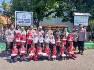 Polsek Jabon Bagikan Makan Gratis dan Bergizi di SDN Tambak Kalisogo 1 kecamatan Jabon.