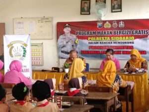 Polsek Tarik Bagikan Makan Siang Bergizi di SD Banjarwungu 2