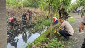 Antisipasi Banjir, Anggota Polsek Buduran dan Koramil Buduran Bersama Warga Kerja Bakti Bersihkan Sungai