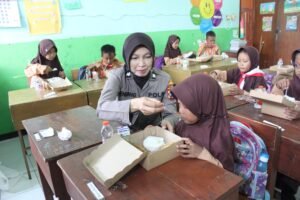 Sukseskan Asta Cita, Polres Probolinggo Berbagi Makanan Bergizi Untuk Pelajar Sekolah Dasar