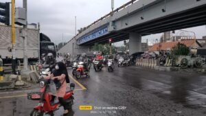 Pengendara Roda Dua Lawan Arus di Bawah Frontage Tol Waru, Mengapa Masih Dibiarkan?