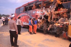 Gerak Cepat Polisi Evakuasi Korban Kecelakaan Bus di Tol Pandaan – Malang