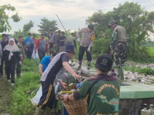 Forkopimka Gedangan Bersihkan Aliran Sungai Cegah Banjir