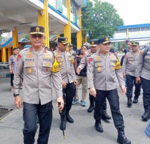 Kapolresta Sidoarjo dan Kapolda Jatim Bersama Bhayangkari dan PJU Tinjau Pos PAM di Terminal Bungurasih