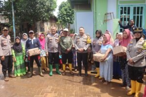 Cepat Tanggap Kapolres Pasuruan Bagikan sembako kepada Warga Terdampak Banjir