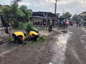 Forkopimka Krembung Ajak Warga Kerja Bakti Antisipasi Dampak Cuaca Ekstrem