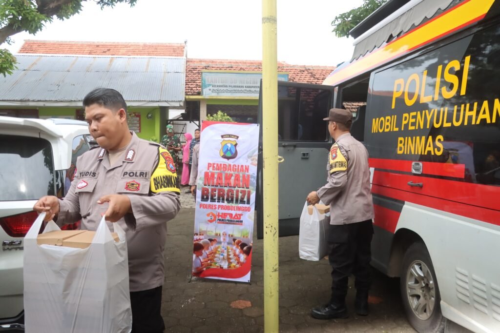 Wujudkan Asta Cita, Polres Probolinggo Berbagi Makanan Bergizi Untuk Siswa Sekolah Dasar