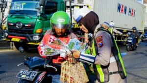 Peduli Keselamatan, Satlantas Pasuruan Bagikan Helm SNI dan Reward