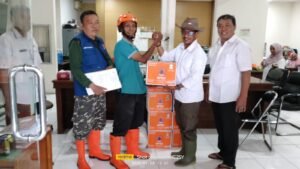 BPBD Sidoarjo Salurkan Bantuan Makanan Siap Saji dan 1 Sak Karung Goni 