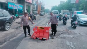 Hari Pertama Bertugas, Kapolsek Krian Tinjau Jalan Raya Berlubang