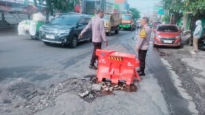 Hari Pertama Bertugas Kapolsek Krian Jumpai Jalan Raya Berlubang 