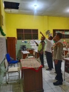 Kepedulian Kapolsek Krian Tinjau Langsung Atap SDN Sidomojo no 196 Yang Jebol 