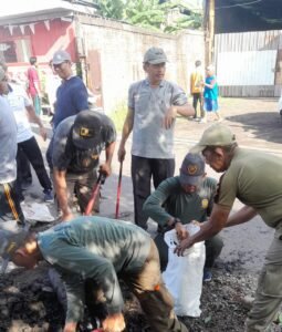 Camat Taman Gelorakan Jihad Merawat Sungai dari Gangguan Sampah