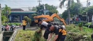 Forkopimka Porong dan Warga Desa Kedungsolo Gelar Jumat Bersih 