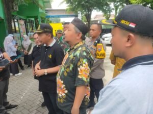 Kepala Dinas Pendidikan dan DPRD Sidoarjo Tinjau Kerusakan Bangunan SDN Sidomojo Didampingi Kapolsek Krian