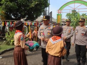Jumat Berkah, Kapolres Probolinggo Berbagi Makanan Bergizi Untuk Siswa Sekolah Dasar